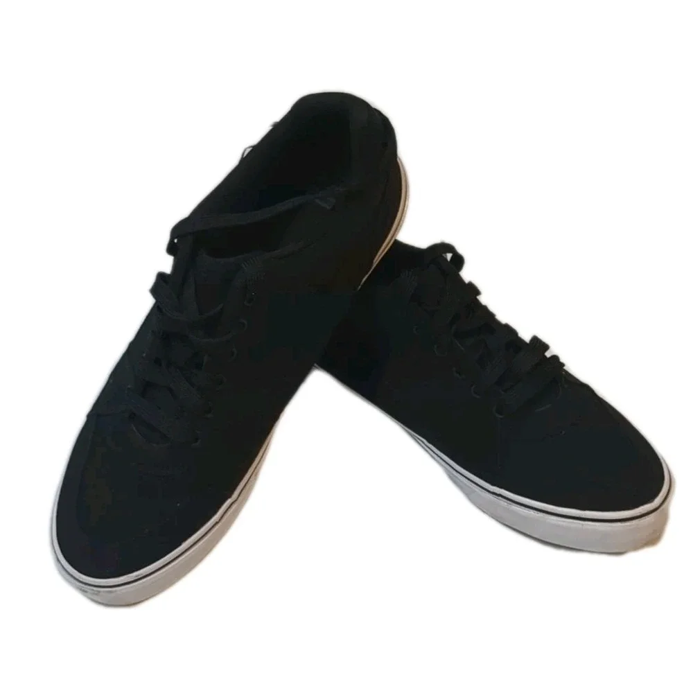 PRE-OWNED NO BOUNDARIES MEN BLACK CANVAS MEMORY FOAM S-13 SKATE BOARDING